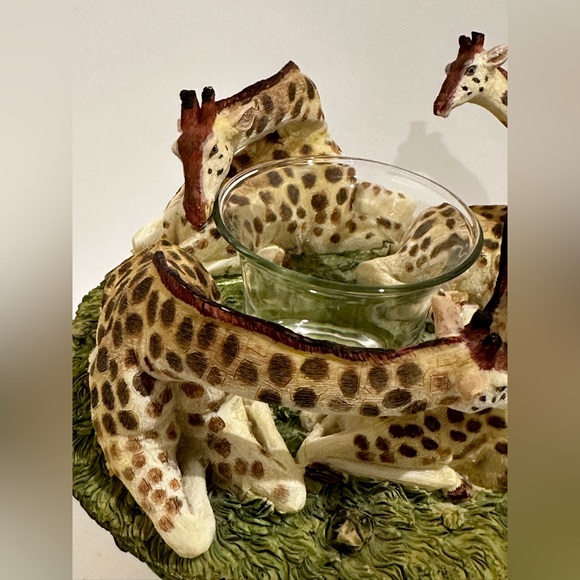 Circle Of Four Giraffes Resin Candle Holder With Glass Votive (0003990) - Picture 3 of 8
